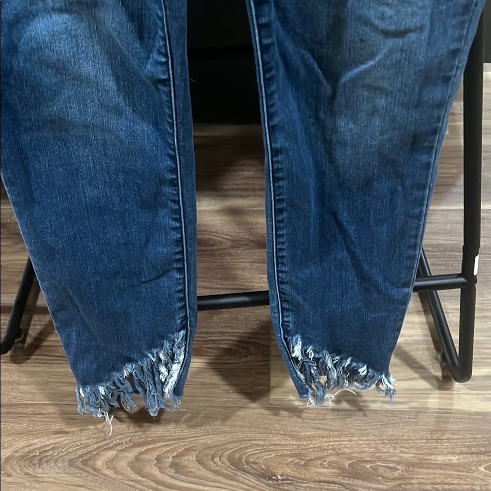 Judy Blue Skinny Jeans Blue Distressed Hem
EUC.